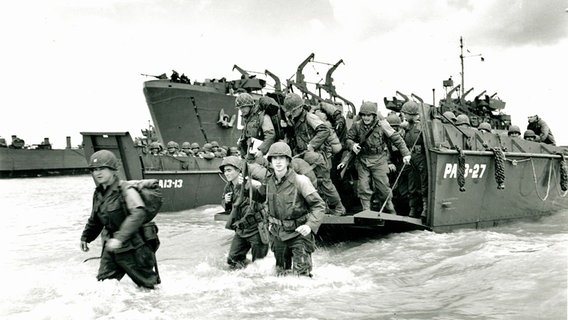 Beginn der allierten Landungen unter Oberbefehl von Gen. Montgomery am 6. Juni 1944: US-Truppen gehen von einem Landungsboot der US-Küstenwache an Land. © picture alliance / akg-images 