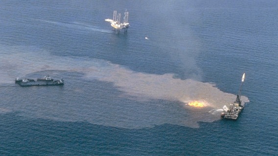 Auf der Wasseroberfläche sieht man Gasfeuer der lecken Ölbohrinsel IXTOC I, die am 3. Juni 1979 in Brand geraten ist. © picture alliance / ASSOCIATED PRESS 