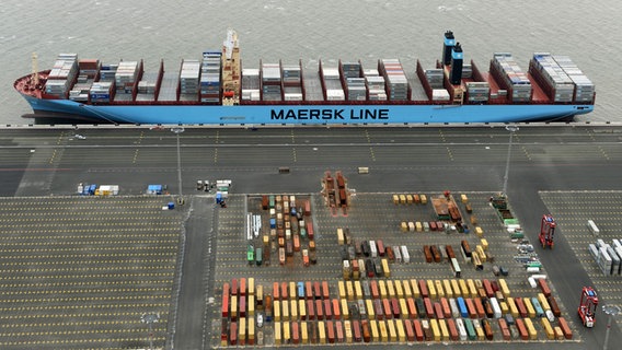 Die "Majestic Maersk" liegt am 04.10.2013 an der Pier des JadeWeserPorts in Wilhelmshaven. © picture alliance / dpa Foto: Ingo Weber