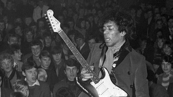 Jim Hendrix 1967 bei einem Auftritt im Hamburger Starclub. © picture-alliance / dpa 