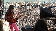 Jimi Hendrix auf der Bühne des "Love + Peace"-Festivals auf Fehmarn 1970. © picture-alliance / dpa Foto: Dieter Klar