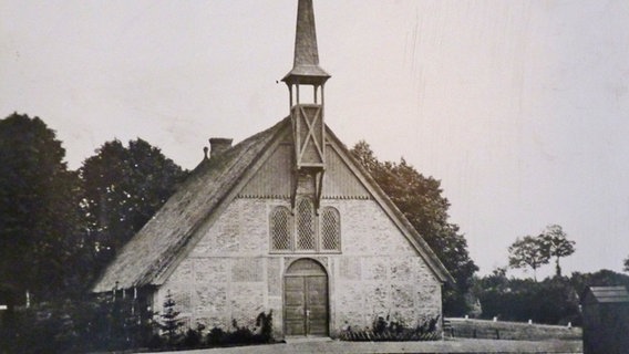 Undatiertes Foto der früheren Kapelle 1 in einem umgebauten Bauernhaus auf dem Ohlsdorfer Friedhof in Hamburg. © Museum Friedhof Ohlsodrf 