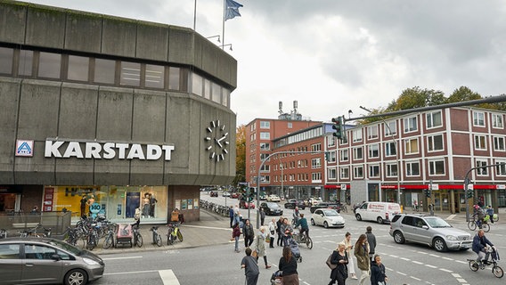 Fußgänger, Radfahrer und Autos queren die Kreuzung Osterstraße/Heussweg, an der sich das Karstadt-Haus (l.) befindet © picture alliance/dpa Foto: Georg Wendt