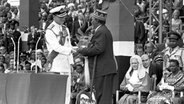 Großbritanniens Prinz Philip (l.) und Kenias Premierminister Jomo Kenyatta während de Zeremonie der Unabhängigkeit Kenias am 12.12.1963 im Uhura Stadion. © picture alliance / ASSOCIATED PRESS Foto: DENNIS LEE ROYLE