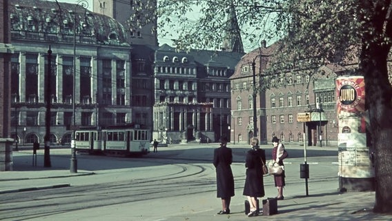 Rathausplatz in Kiel um 1941 © Stadtarchiv Kiel 35.171, CC-BY-SA 3.0 DE, http://fotoarchiv-stadtarchiv.kiel.de Foto: Gotthold Sommer