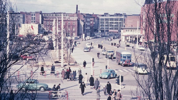 Straßenszene an der Andreas-Gayk-Straße in Kiel um 1959 © Stadtarchiv Kiel 40.121, CC-BY-SA 3.0 DE, http://fotoarchiv-stadtarchiv.kiel.de Foto: Wolfgang Teuchert