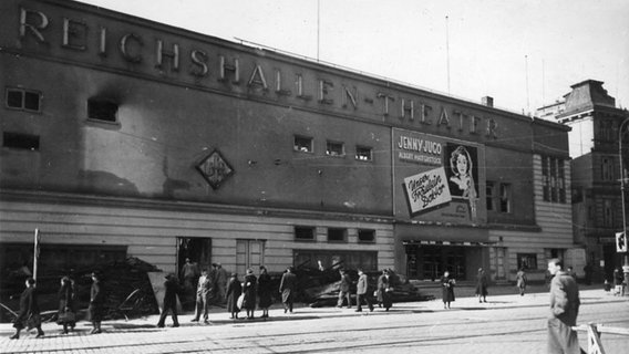 Das ausgebrannte Reichshallentheater in Kiel nach dem Luftangriff 7./8.4.1941 © Stadtarchiv Kiel 49.876 , CC-BY-SA 3.0 DE, http://fotoarchiv-stadtarchiv.kiel.de 