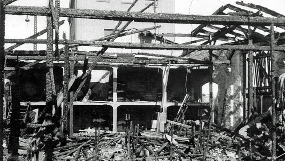 Zerstörtes Gebäude der Kriegsmarinewerft in Kiel nach dem Luftangriff vom 8./9.4.1941 © Stadtarchiv Kiel 49.848, CC-BY-SA 3.0 DE, http://fotoarchiv-stadtarchiv.kiel.de 