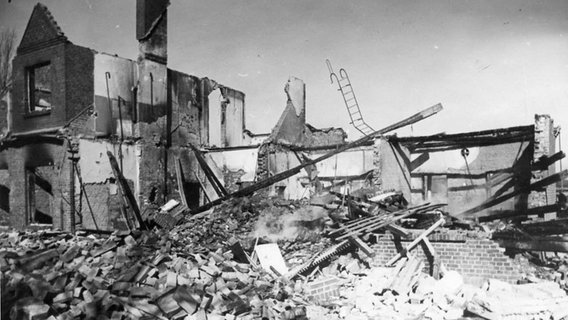 Zerstörtes Wohnhaus in Kiel-Ellerbek nach dem Luftangriff vom 7./8.4.1941. © Stadtarchiv Kiel 49.848, CC-BY-SA 3.0 DE, http://fotoarchiv-stadtarchiv.kiel.de 