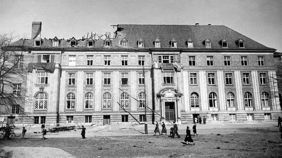 Spar- und Leihkasse mit beschädigtem Dachstuhl nach Luftangriff 1941. © Stadtarchiv Kiel 49.873, CC-BY-SA 3.0 DE, http://fotoarchiv-stadtarchiv.kiel.de 