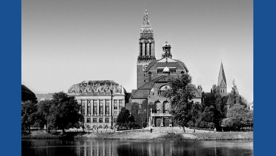 Rathaus und Stadttheater in Kiel um 1941 © Stadtarchiv Kiel 35.515, CC-BY-SA 3.0 DE, http://fotoarchiv-stadtarchiv.kiel.de Foto: Gotthold Sommer