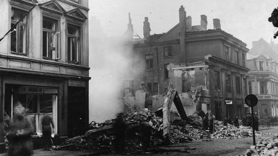 Die zerstörte Elisabethstraße im Kieler Stadtteil Gaarden nach dem Luftangriff in der Nacht vom 7. auf den 8. April 1941. © Stadtarchiv Kiel 49.936, CC-BY-SA 3.0 DE, http://fotoarchiv-stadtarchiv.kiel.de 