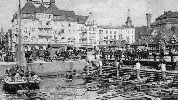 Fähranleger mit Fährhaus und Schloss in Kiel um 1935. © imago/Arkivi 