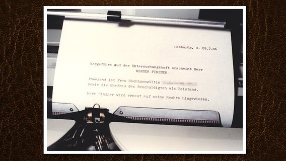 Schriftstück eingespannt in eine Schreibmaschine. Darauf: Das Protokoll des Verhörs bevor Pinzner zur Waffe greift. © Staatsarchiv Hamburg 