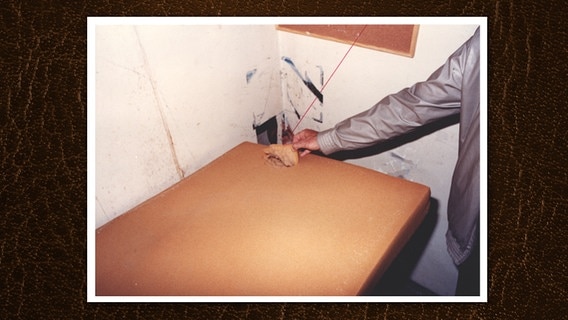 Beweisfoto der Polizei: Pinzner hatte während seiner U-Haft ein geheimes Versteck in der seiner Matratze. © Staatsarchiv Hamburg 