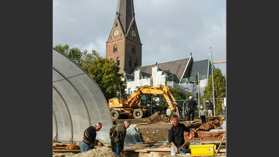 Archäologen bei den Ausgrabungen am Domplatz 2005 und 2006 © Archäologisches Museum Hamburg 