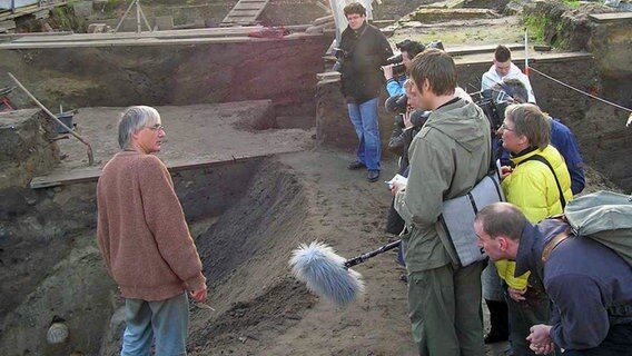 Ausgrabungsleiter Kablitz mit Journalisten an der Ausgrabungsstelle © Archäologisches Museum Hamburg 