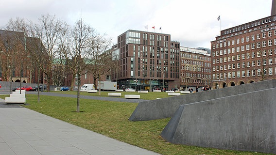 Die alten Begrenzungen der Hammaburg sind auf dem Domplatz mit Mauern angedeutet. © NDR Foto: Tabea Tschöpe