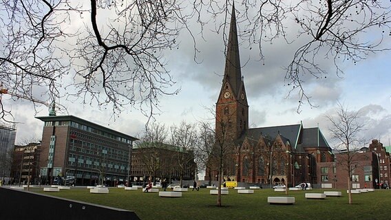 Ansicht des Domplatzes mit der Kirche St. Petri im Hintergrund © NDR Foto: Tabea Tschöpe