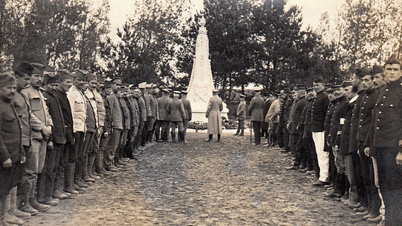 Historische Postkarte mit Ansicht auf das Ehrendenkmal bei Parchim © Privatarchiv Gerhard Schmidt, Parchim Foto: Privatarchiv Gerhard Schmidt, Parchim