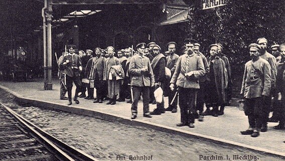 Kriegsgefangene am Bahnhof Parchim © Privatarchiv Gerhard Schmidt, Parchim Foto: Privatarchiv Gerhard Schmidt, Parchim