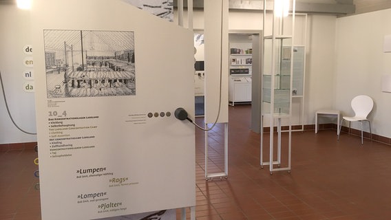 Informationstafeln in der KZ-Gedenkstätte Ladelund © Ausstellung der KZ-Gedenkstätte Ladelund Foto: Bettina Meier