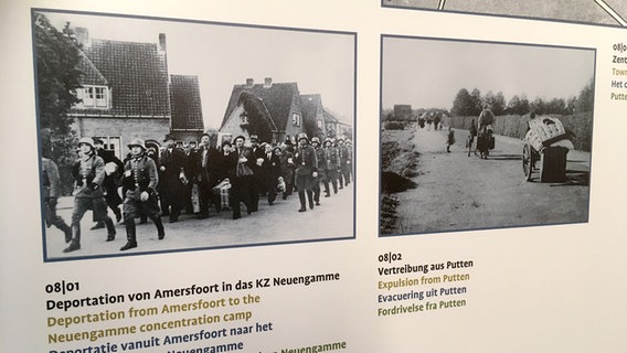 Auf einer Informationstafel in der KZ Gedenkstätte Ladelund sind Fotografien aus den Niederlanden zu sehen. Ein Bild zeigt, wie die Wehrmacht Männer aus Amersfoort ins KZ Neuengamme deportiert. © Ausstellung der KZ-Gedenkstätte Ladelund Foto: Bettina Meier