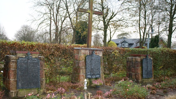 Die Gräber mit den Todesopfern aus dem KZ Ladelund. Auf den drei Tafeln sind alle Namen aufgelistet. © NDR Foto: Bettina Meier