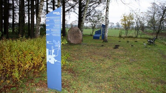 Mahnmal und Infotafeln am ehemaligen Standort des KZ Ladelund. © NDR Foto: Bettina Meier