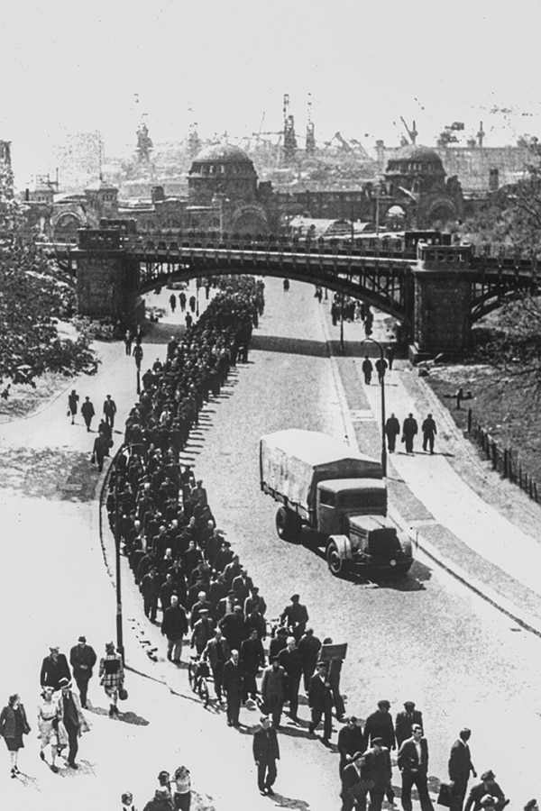 Arbeiter der Hamburger Werft Blohm und Voss marschieren am 9. Mai 1947 durch Hamburg. Arbeiter der Hamburger Werft Blohm und Voss marschieren am 9. Mai 1947 durch Hamburg. © picture-alliance / dpa Foto: dpa