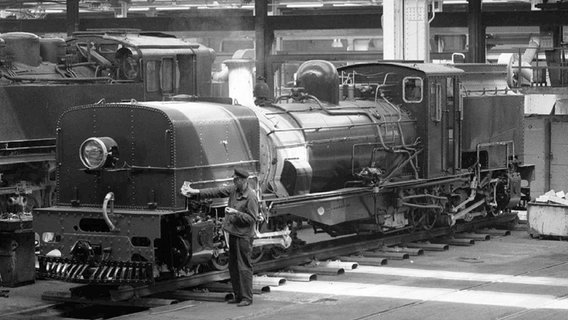 Ein Ingenieur poliert Ende der 1990er-Jahre eine 1921 von Hanomag gebaute und von den Meininger Werken restaurierte Garrat-Lokomotive. © picture-alliance / dpa Foto: Stefan Thomas