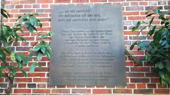 Eine Gedenktafel an der Fassade des Meßberghofs in Hamburg.  Foto: Irene Altenmüller