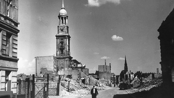 Die zum Teil zerstörte Hamburger Michaeliskirche nach den alliierten Luftangriffen 1943 bis 1945. © picture-alliance/akg-images 