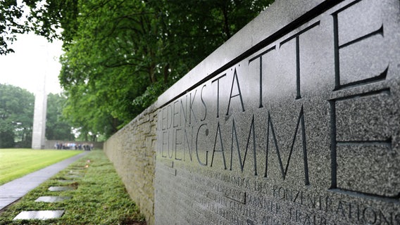 Gedenktafel an der Außenmauer der Gedenkstätte Neuengamme. © dpa Foto: Daniel Reinhardt