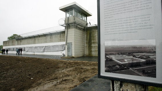 Wachturm und Mauer in der KZ-Gedenkstätte Hamburg-Neuengamme. © dpa Foto: Maurizio Gambarini