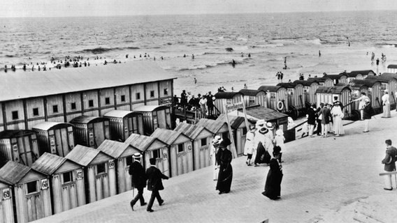 Badekarren am Strand von Norderney um 1910. © picture-alliance / akg-images Foto: akg-images