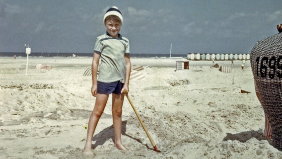 Ein Kind am Strand auf der Insel Norderney 1958 © picture alliance | CHROMORANGE / Horst-Jürgen Schunk Foto: Horst-Jürgen Schunk