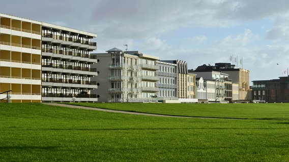 Fassaden der Appartementhäuser aus Beton in Norderneys Kaiserstraße. © picture alliance / Michael Narten Foto: Michael Narten