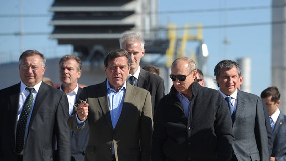 Der stellvertretende Ministerpräsident Russlands unter Putin Igor Sechin, Ex-Bundeskanzler Gerhard Schröder und der damalige Ministerpräsident Wladimir Putin (v.l.n.r.)  am 6. September 2011 an der Kompressorstation der Gasaufbereitungsanlage in Portowaja, nahe Wyborg. © imago/ itar-tass Foto: imago/ itar-tass