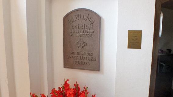 Eine Gedenktafel in der St.-Markus-Kirche in Hamburg-Hoheluft  Foto: Marc-Oliver Rehrmann