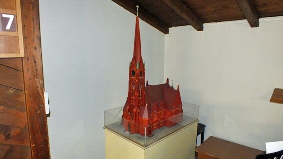 Ein Modell der St.-Markus-Kirche in Hamburg-Hoheluft  Foto: Marc-Oliver Rehrmann
