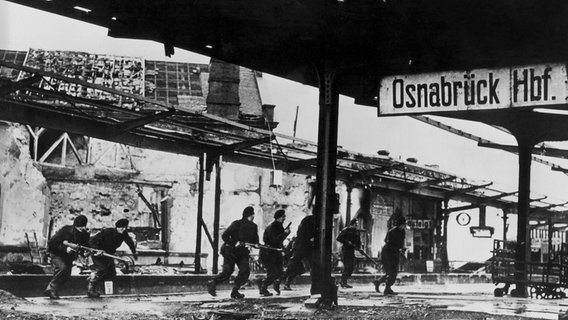 Soldaten der alliierten Streitkräfte am 09.04.1945 auf dem zerbombten Bahnhof von Osnabrück. Am 08.05.1945 endete mit der offiziellen Kapitulation Deutschlands der Zweite Weltkrieg in Europa. © picture-alliance/ dpa 