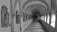 Kreuzgang im Innenhof des Dom St. Peter in Osnabrück. An der Wand zeigen Reliefs Stationen der Kreuzigung von Jesus Christus , aufgenommen am 09.06.2014. © picture alliance / zb Foto: Reinhard Kaufhold
