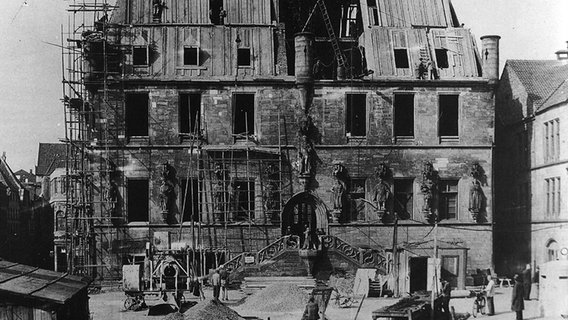 Nach dem Ende des Zweiten Weltkriegs 1945 wurde das Osnabrücker Rathaus wieder aufgebaut. Viele Teile des Gebäudes wurden stark beschädigt. © Niedersächsisches Landesarchiv 