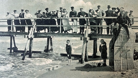 Badegäste auf der Landungsbrücke des Ostseebads Arendsee  (Ausschnitt einer Postkarte) © Wolfgang Baade 