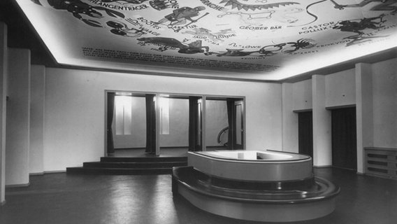 Sternenhimmel von Heinrich Groth über dem Foyer im Planetarium Hamburg. © Planetarium Hamburg 