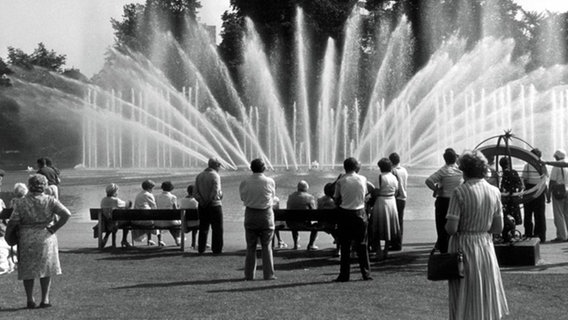 Menschen betrachten das Wasserspiel im Park Planten un Blomen in Hamburg (August 1984). © dpa/picture-alliance Foto: Chris Pohlert