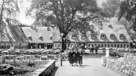 Die Bauernschänke im Hamburger Park Planten un Blomen 1935. © Peter Plomin 