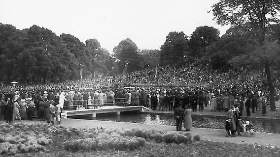 Eine riesige Menschenmenge steht bei einer KdF-Versammlung in den 30er-Jahren im Hamburger Park Planten un Blomen. © Behörde für Stadtentwicklung und Umwelt Hamburg/Meding 