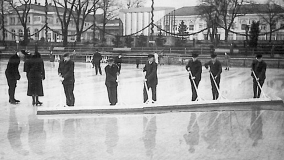 Arbeiter glätten die Eisbahn in Planten un Blomen in den 30er-Jahren. © Behörde für Stadtentwicklung und Umwelt Hamburg/Meding 